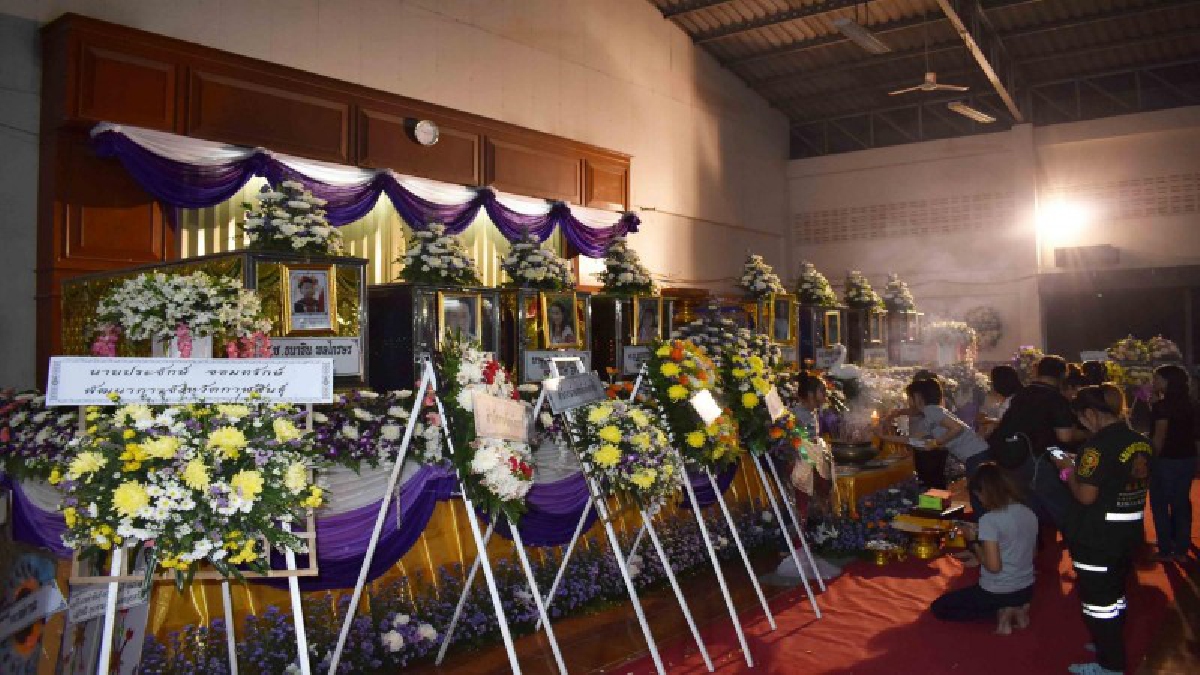 เศร้าโศก ! บรรยากาศสวดอภิธรรมศพเหยื่อรถทัวร์ 18 ศพ ขณะที่ผู้ได้รับบาดเจ็บถูกส่งมารักษาต่อที่โรงพยาบาลกาฬสินธุ์แล้ว 4 ราย (คลิป)