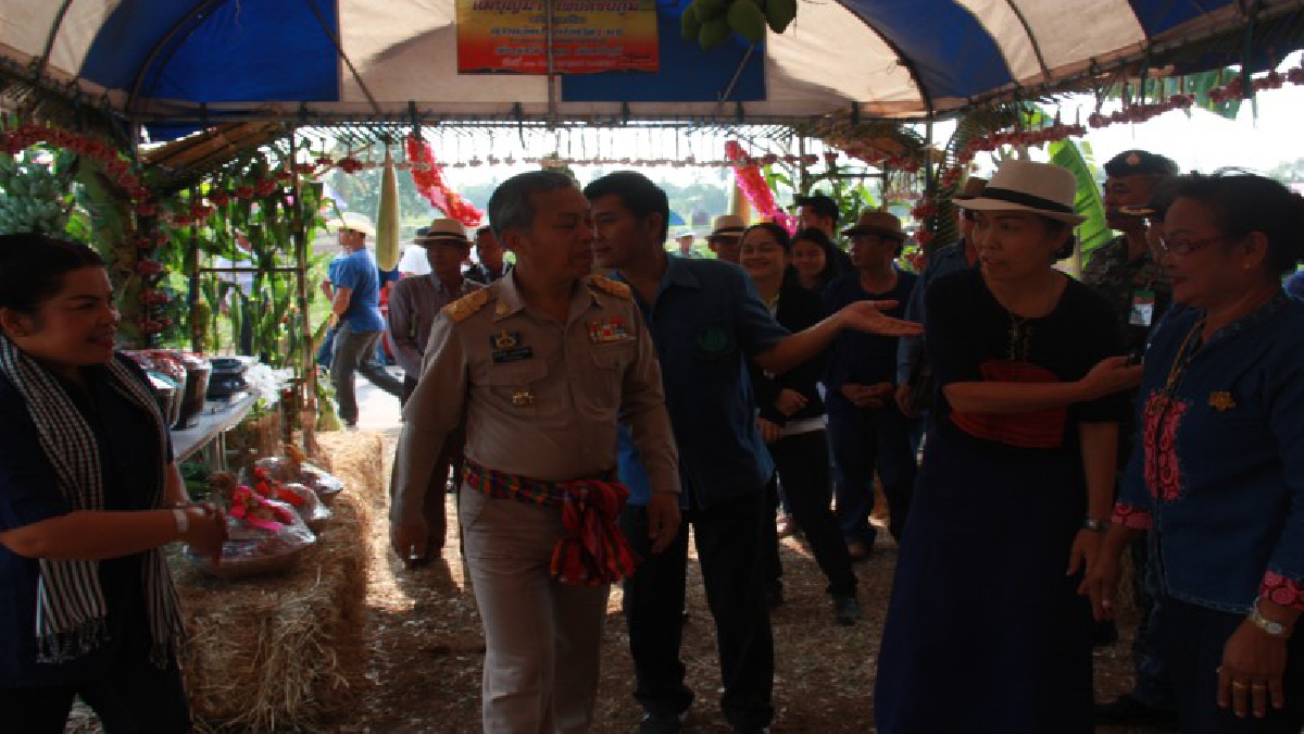 ชัยภูมิ ! ดำเนินงานโครงการ "9101 ตามรอยเท้าพ่อ ภายใต้ร่มพระบารมี" เพื่อการฟื้นฟูอาชีพด้านการเกษตรแก่เกษตรกรผู้ประสบอุทกภัย ปี 2560  (ชมคลิป)