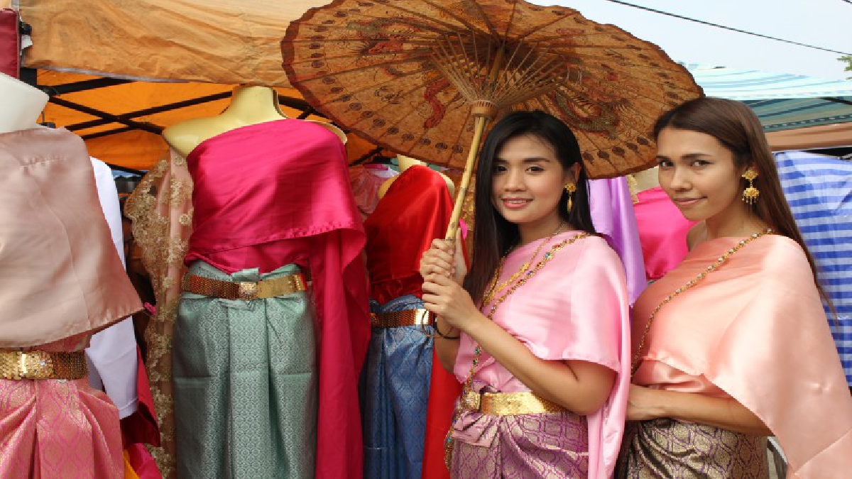 แม่ค้าให้เช่าชุดไทยยิ้มหน้าบาน เงินสะพัด คนแห่เช่าชุดไทยถ่ายเซลฟี่เกาะกระแส ออเจ้า วัดไชยฯ รายได้วันเป็นหมื่น (มีคลิป)