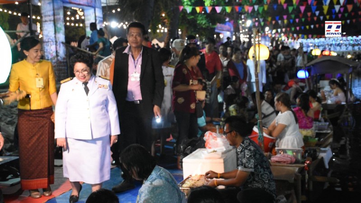ตลาดน้ำคูเมือง อบจ.โคราช สุดคึกคัก ประชาชนแห่ชมถนนสายวัฒนธรรมวิถีชีวิตย้อนยุควัฒนธรรมทางเมืองย่าโม ในงานฉลองวันชัยชนะของท้าวสุรนารี