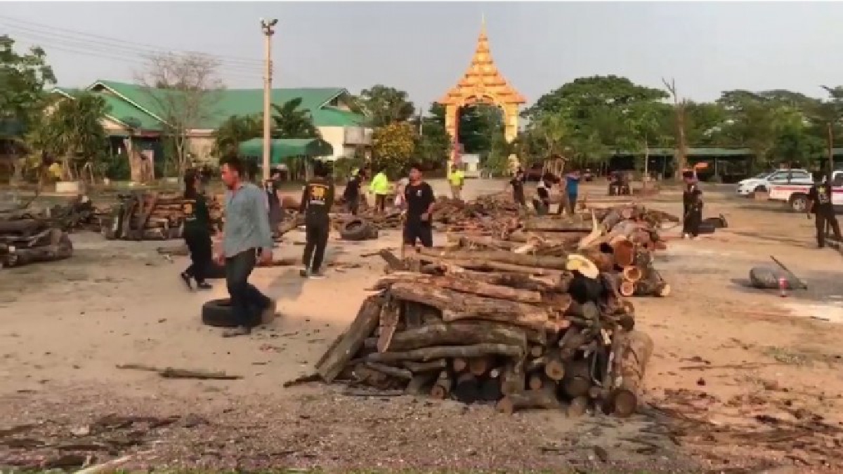 วันแห่งความโศกเศร้า !! จนท.ระดมยางรถยนต์ ไม้ฟืน ทำกองฟอนเตรียมเผา 14 เหยื่อรถทัวร์เมายา อนาถใจเมรุไม่พอเผาศพ