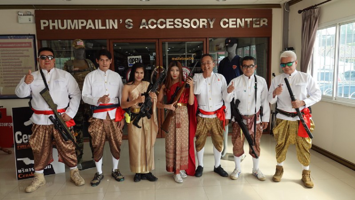 ปทุมธานี กระแสชุดไทยมาแรงสนามยิงปืนรณรงค์ใส่ชุดไทยชวนผู้หญิงยิงปืนถูกวิธี