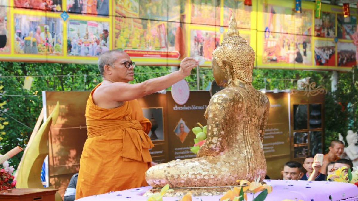 แห่หลวงพ่อวัดไร่ขิงองค์จำลองทางบกก่อนเปิดงานนมัสการปิดทองหลวงพ่อวัดไร่ขิงประจำปี &nbsp;