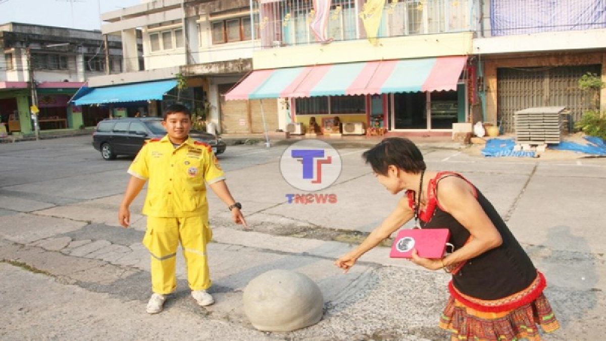 สาวใหญ่ใจหายวาบ เจอวัตถุต้องสงสัยตกหน้าร้าน คิดว่าระเบิด รีบโทรแจ้ง 191 ตรวจสอบ สุดท้ายผิดคาด ?! (คลิป)