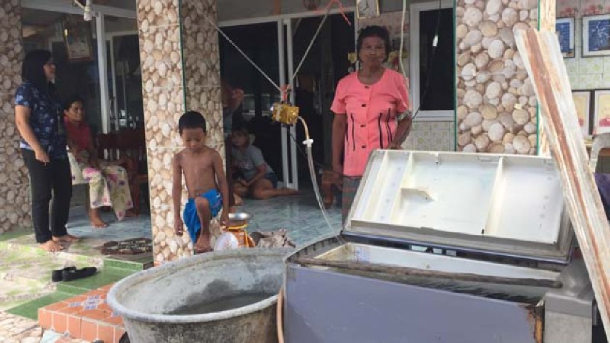 สุดทึ่งไอเดีย ! คุณยายวัย 65 นำตู้เย็นเก่าที่เสียแล้ว มาใส่น้ำขังปลาไว้ขาย  ใช้ได้อย่างดี (ชมคลิป)