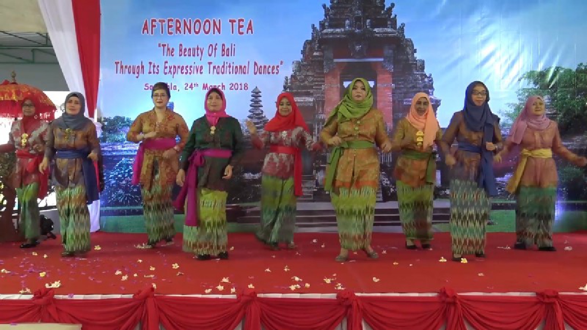 สีสันการเต้นเพลงเกอมูร์ฟามีเรของอินโด (ชมคลิป)