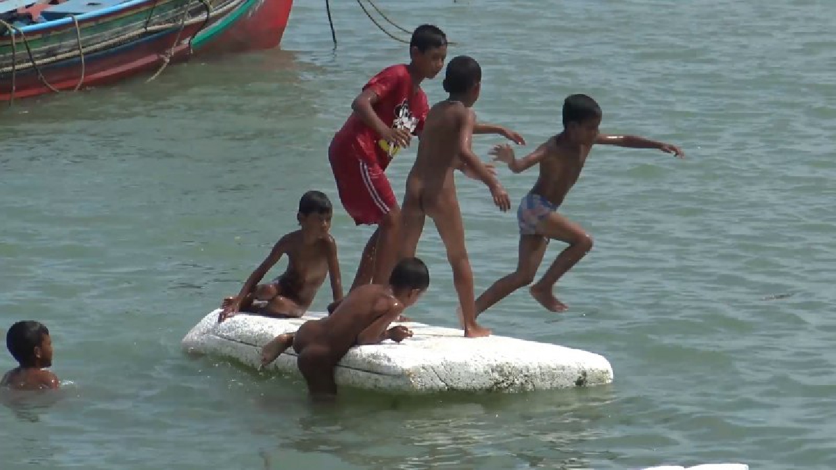 วิถีชีวิตการเล่นน้ำคลายร้อนของเด็กๆชาวเลใช้โฟมทำเป็นแพกระโดดเล่นน้ำท่ามกลางสภาพอากาศที่ร้อนจัดโดยไม่พึ่งสวนน้ำ (ชมคลิป)
