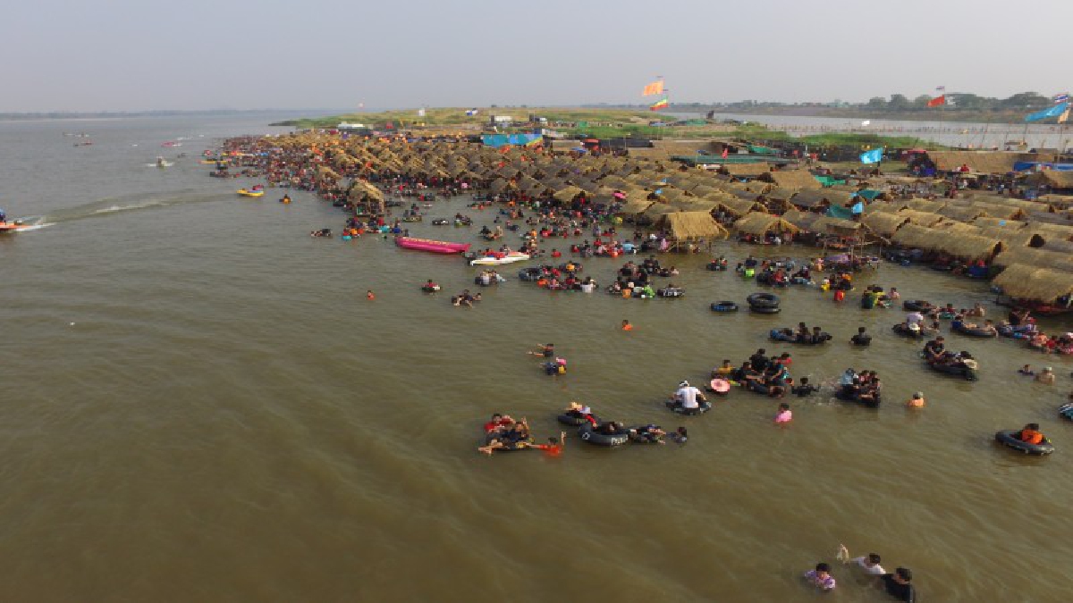 สุดคึกคัก ! "ทะเลอีสาน" หาดกลางน้ำโขง คนแห่เที่ยวช่วงปิดเทอม  ชาวบ้านริมโขงเฮ ! เงินสะพัดวันละหลายแสนยาวถึงสงกรานต์ (มีคลิป)