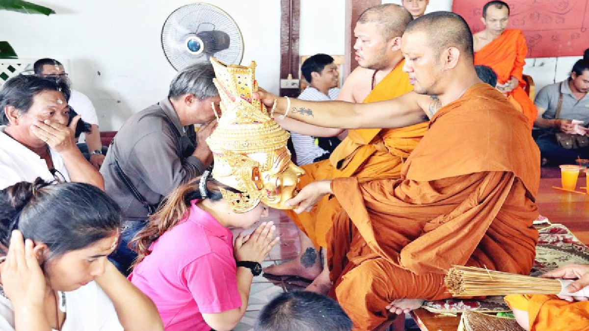 ลูกศิษย์นับร้อยคนแห่ไหว้ครู หนุนดวง อาจารย์เอ๋ เขาดินเนินหย่องศิษย์หลวงพ่อสาครวัดหนองกรับ