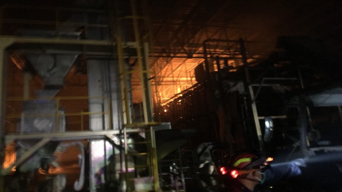 ระทึกขวัญ ! ไฟไหม้เครื่องจักรโรงงานมันสำปะหลัง พนังงานวิ่งหนีตายอลหม่าน บาดเจ็บถึง 7 ราย (คลิป)