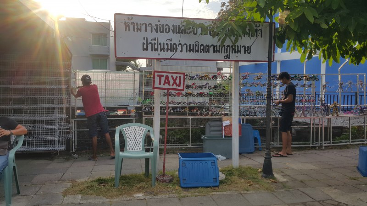 #ช่วยแก้ไขสักที ! วอนแก้ไขปัญหาบุกรุกทางเท้าก่อนที่นักท่องเที่ยวจะหาที่นักท่องเที่ยวจะโดนรถชน