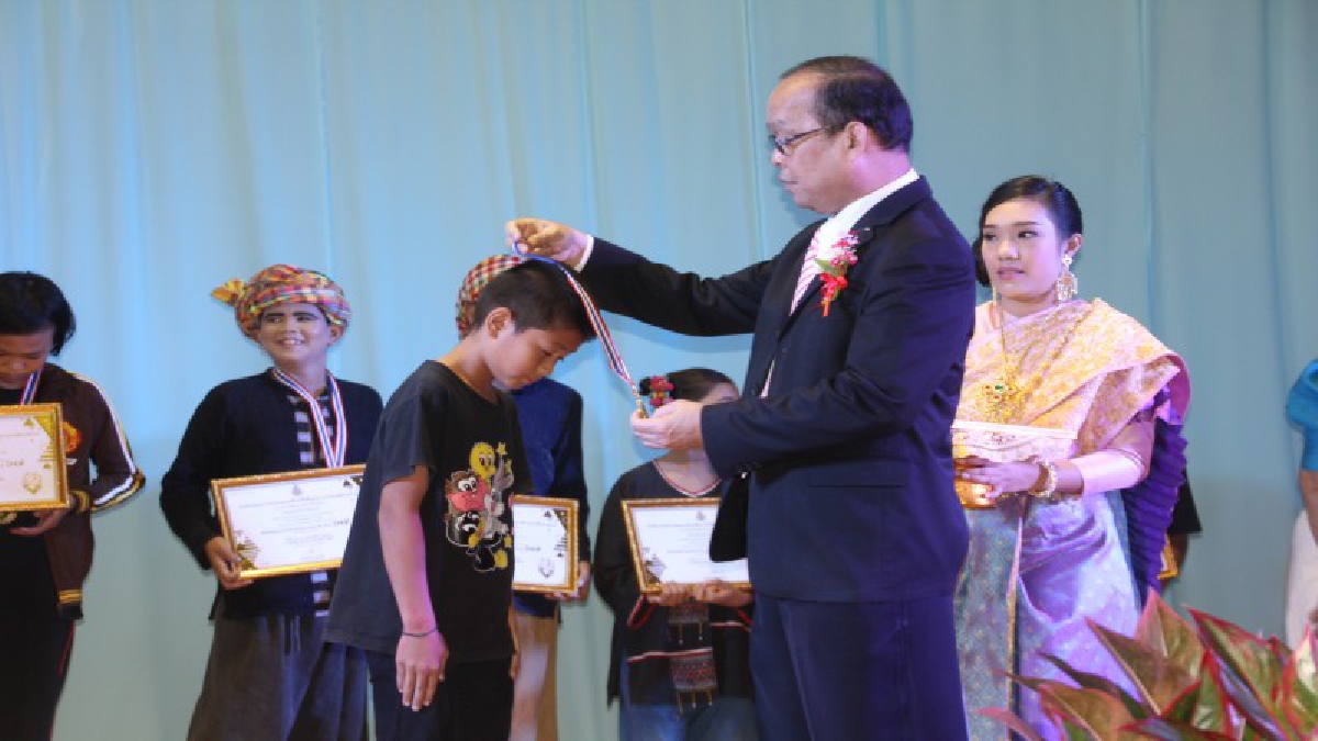 มอบรางวัลคนเก่ง !!!! ผู้ช่วยปลัดกระทรวงศึกษาธิการ  มอบรางวัลให้กับนักเรียน ผ่านการแข่งขันในงานศิลปหัตถกรรมนักเรียน ระดับชาติ(ดูคลิป)