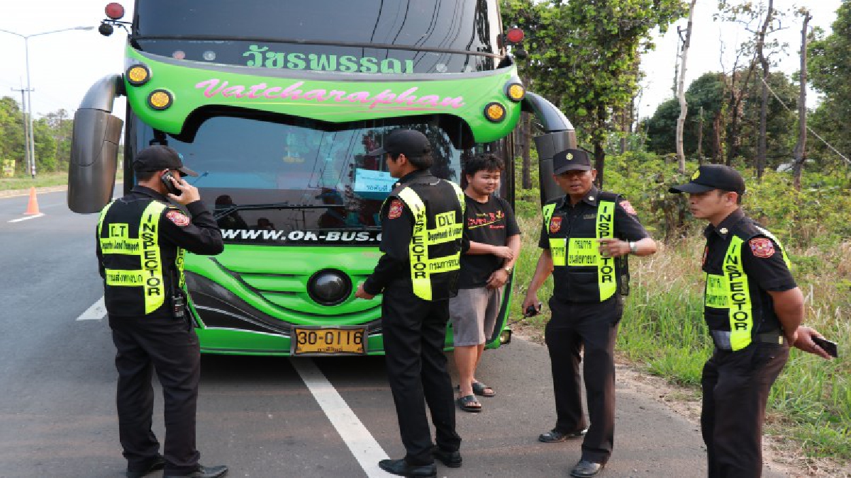 อำนาจเจริญ ! ขนส่งตรวจเข้มรถทัวร์-รถตู้ เพื่อให้ส่งผู้โดยสารถึงบ้านปลอดภัย หวั่นเกิดโศกนาฏกรรมขึ้นอีก (มีคลิป)