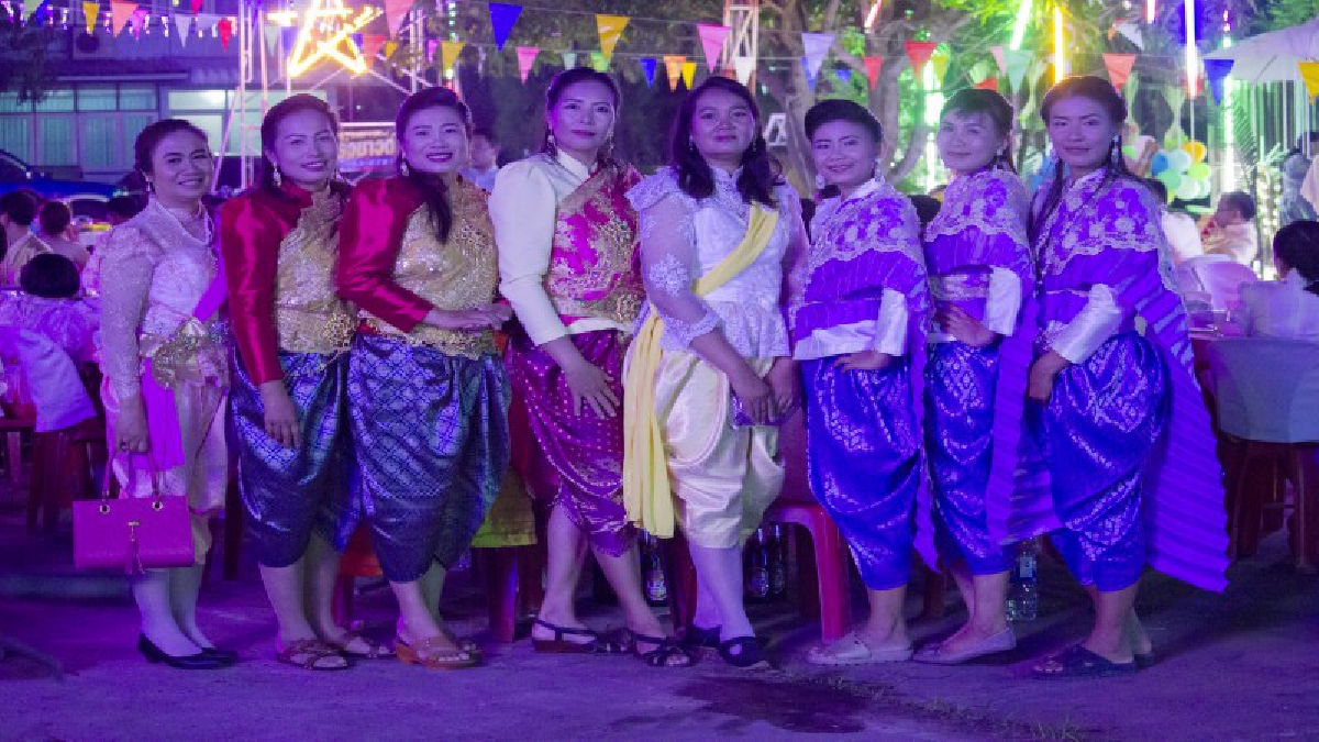 สีสัน!! สวยหล่อจัดเต็ม..พร้อมใจแต่งชุดไทยย้อนยุค แห่ร่วมงานเลี้ยงส่งผู้อำนวยการโรงพยาบาลสนม (ชมคลิป)