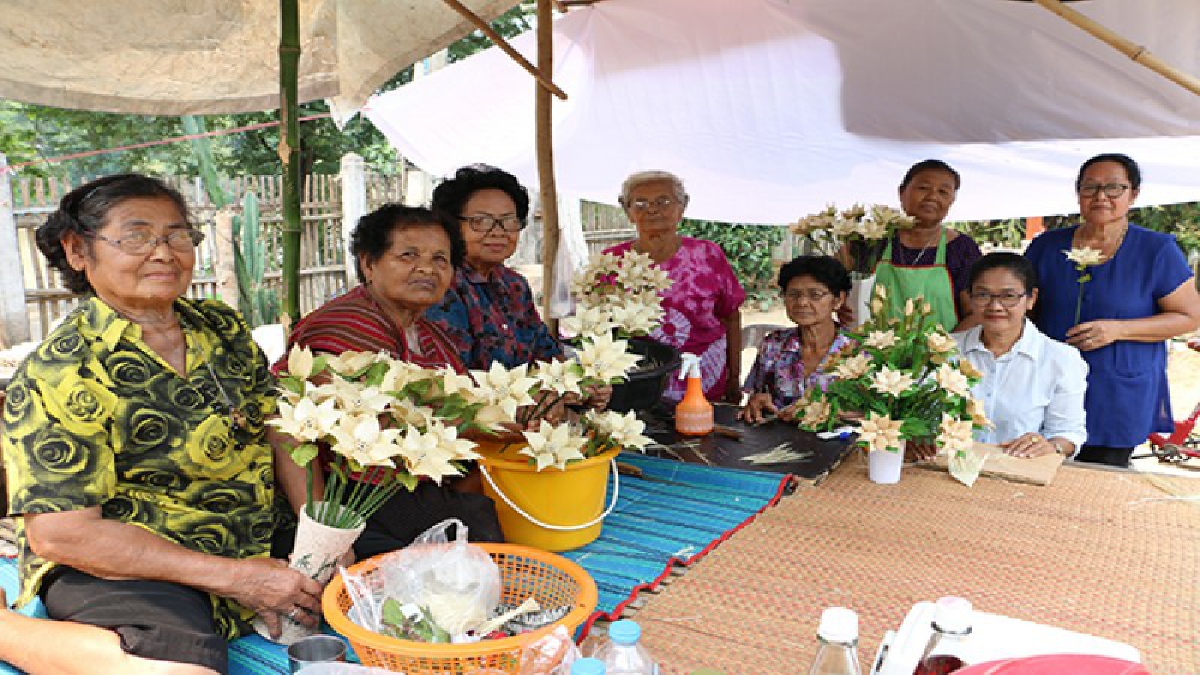ไม่อยากเป็นภาระลูกหลาน!พิจิตรผู้สูงอายุรวมกลุ่มอนุรักษ์ภูมิปัญญาเครื่องจักสานไม้ไผ่พัฒนาต่อยอดทำกระเช้าดอกสีสุกจำหน่ายสร้างรายได้เสริม