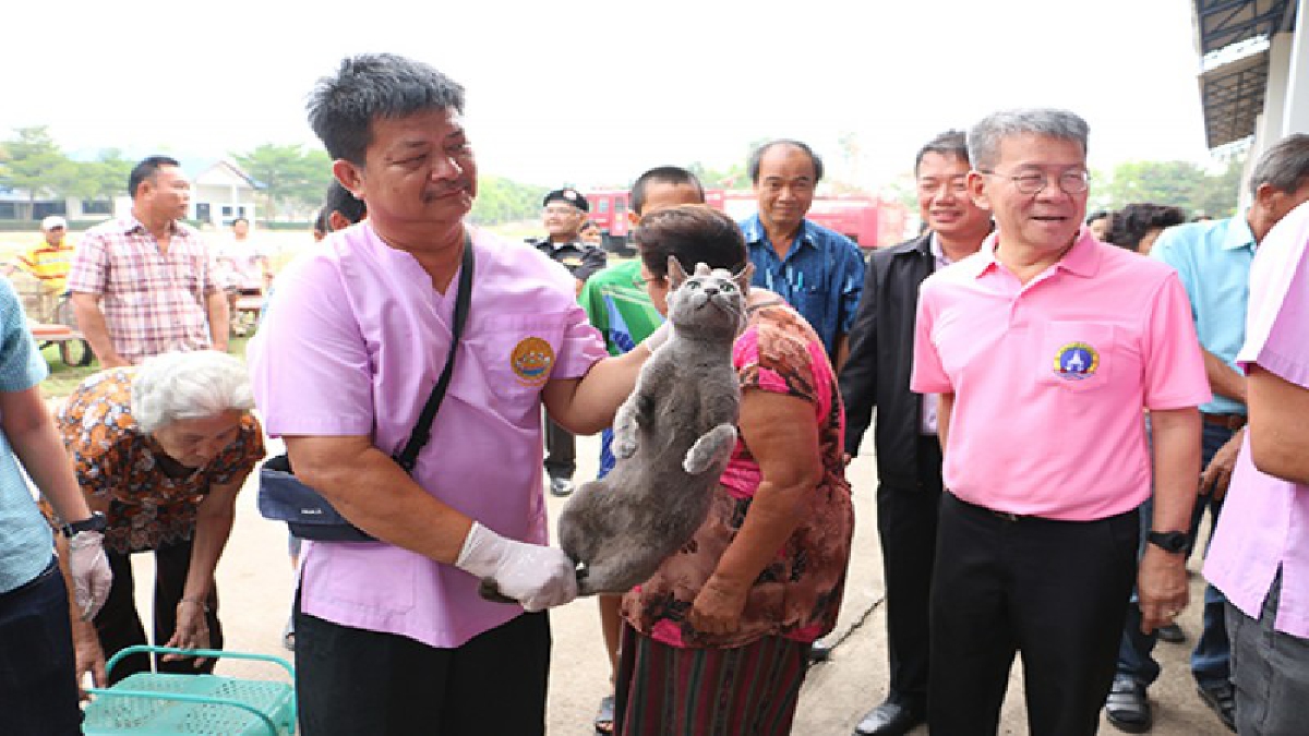 ลุยเพื่อความปลอดภัย ! เดินหน้าเคาะประตูบ้าน "ฉีดวัคซีนป้องกันโรคพิษสุนัขบ้า" ให้หมา-แมว ยืนยันยังไม่พบพิษสุนัขบ้าในพื้นที่..!?