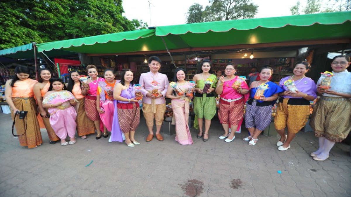 กระแสออเจ้ามาแรง!!! ชาวพิบูลฯ..แต่งชุดไทยตามรอยละครบุพเพสันนิวาส แนะนำสถานที่ท่องเที่ยว (ชมคลิป)
