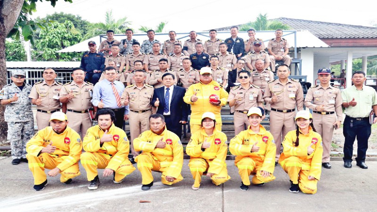 นักรบทางเรือรับฟังบรรยายให้ความรู้ สาธิต ลูกบอลดับเพลิง สุดยอดนวัตกรรมฝีมือคนไทย