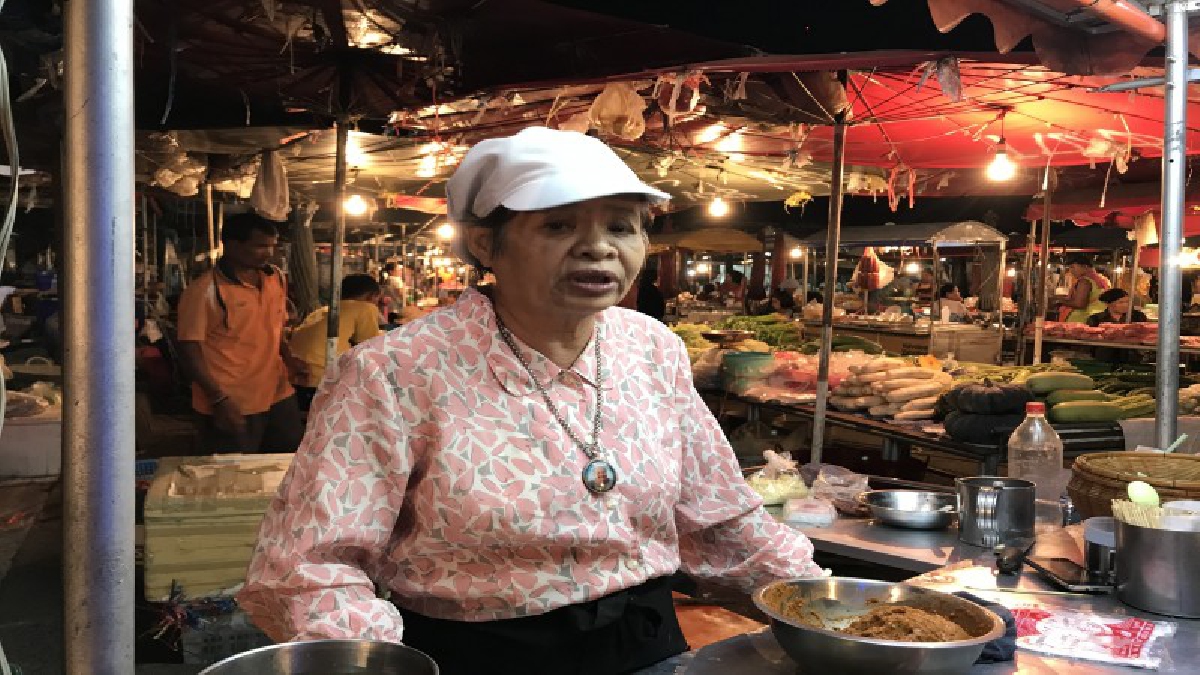 ความสุขบั้นปลายชีวิต ! หลังเกษียณอายุราชการ เปิดร้านขายทอดมันปลากราย ไม่หวังกำไร "แค่อยากให้คนซื้อได้กินของดีๆและอร่อย"  (คลิป)
