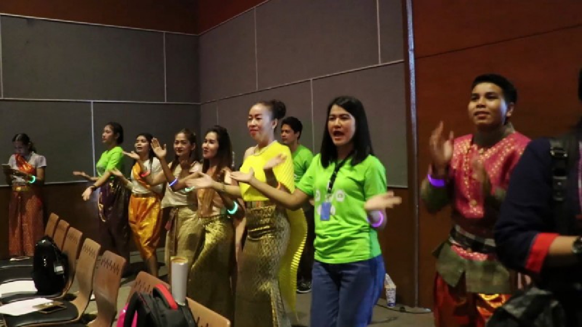 ออเจ้ามาแรง!! สีสันแม่หญิงออเจ้าแต่งชุดไทยแดนซ์กระจายในการเต้นแอโรบิคหมู่ 1,500 คน (ชมคลิป)