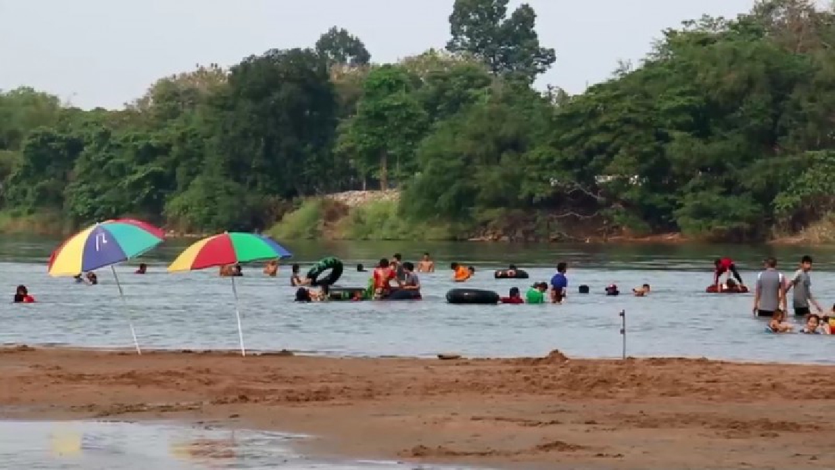 พลิกวิกฤตต้นเจ้าพระยาแห้งเร็ว เนรมิตหาดริมน้ำปิงยาวเกือบครึ่งกิโลฯ รับนักท่องเที่ยวพาครอบครัวพักผ่อนเล่นน้ำคลายร้อน