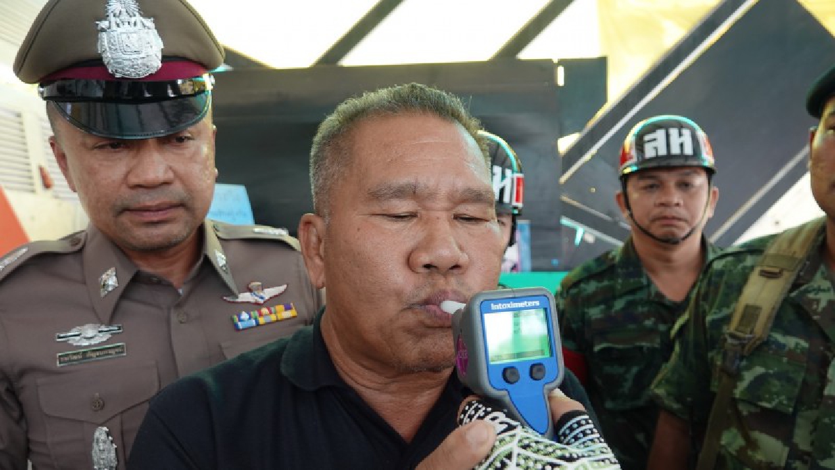 ปทุมธานี!! ตร.ตรวจเข้ม วัดแอลกอฮอร์คนขับรถโดยสารรับส่งนักศึกษา ป้องกันอุบัติเหตุก่อนสงกรานต์..!?