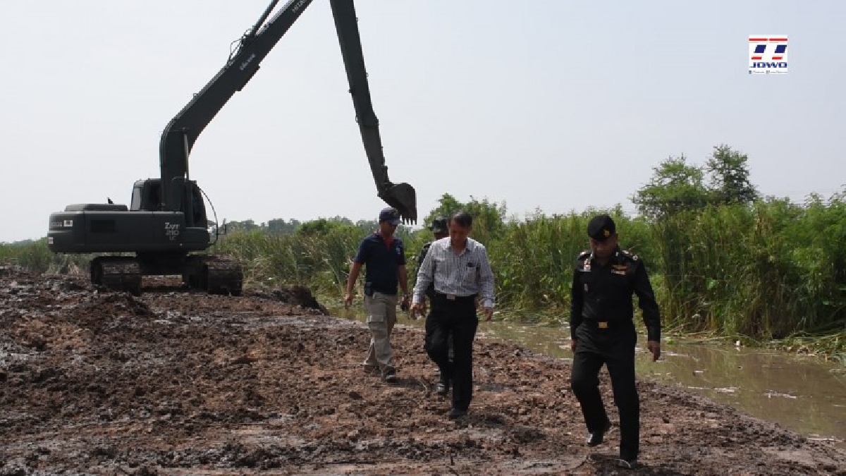 แม่ทัพน้อยที่ 2 ร่วมกับนายกเทศมนตรีตำบลหัวทะเล ติดตามความคืบหน้าการพัฒนาคลองเลียบทางรถไฟ สายนครราชสีมา-อุบลราชธานี เพื่อแก้ไขปัญหาน้ำท่วม