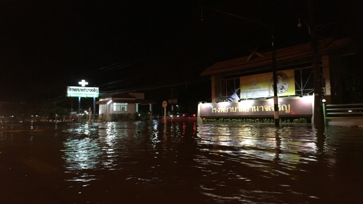 ฝนกระหน่ำเมืองอำนาจเจริญไม่ถึงชั่วโมง ถนนหลายสายจมบาดาล รถที่ฝ่าน้ำท่วมหลายคันพังหมด เวทีปัจฉิมนิเทศนักเรียนพินาศ (คลิป)