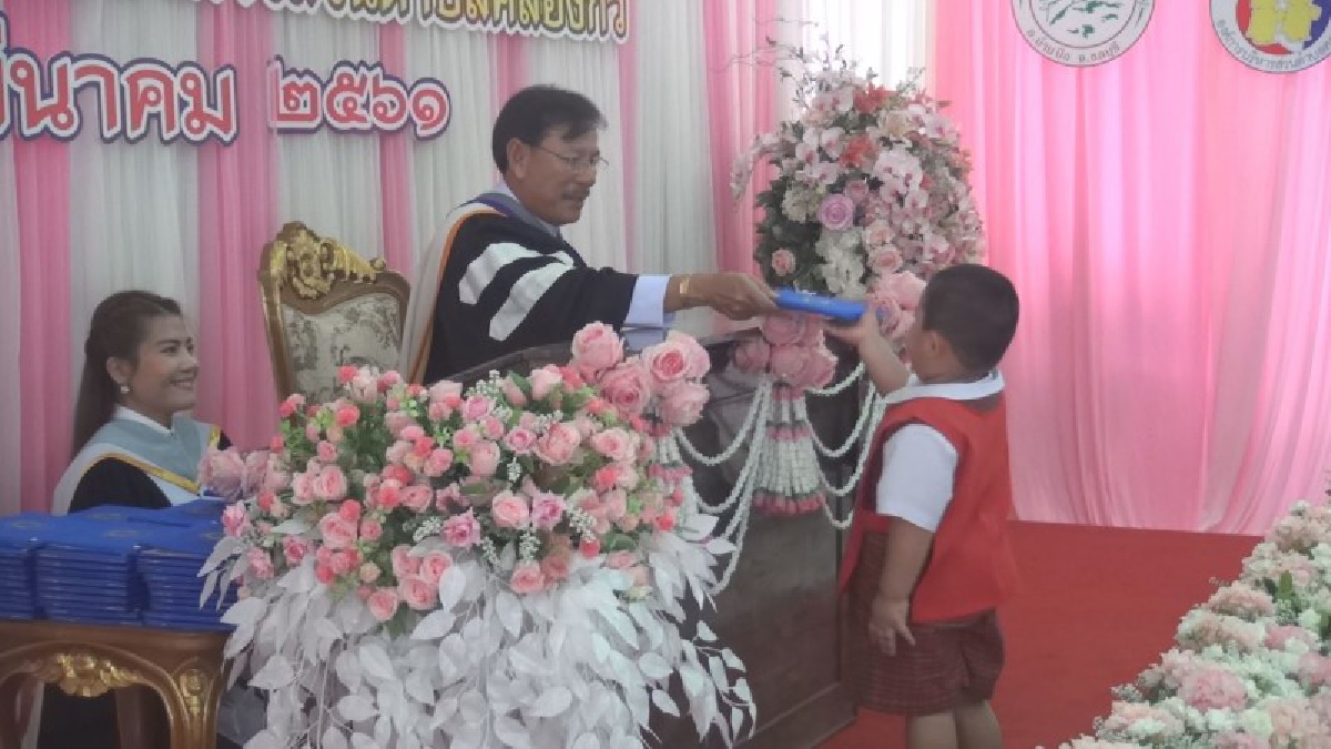 อนาคตของชาติ"อบต.คลองกิ่ว จัดพิธีมอบประกาศนียบัตรสำหรับเด็กนักเรียนที่สำเร็จการศึกษา ตามโครงการวันแห่งความสำเร็จ