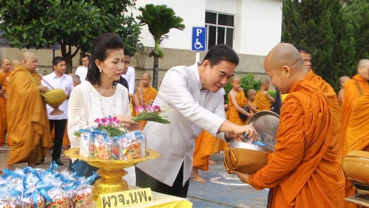 นครพนม..ประกอบพิธีทำบุญตักบาตรถวายเป็นพระราชกุศลแด่ ร.3 เนื่องในวันเจษฎาบดินทร์ พร้อมจัดงานวันข้าราชการพลเรือนดีเด่น ประจำปี 2561 (คลิป)