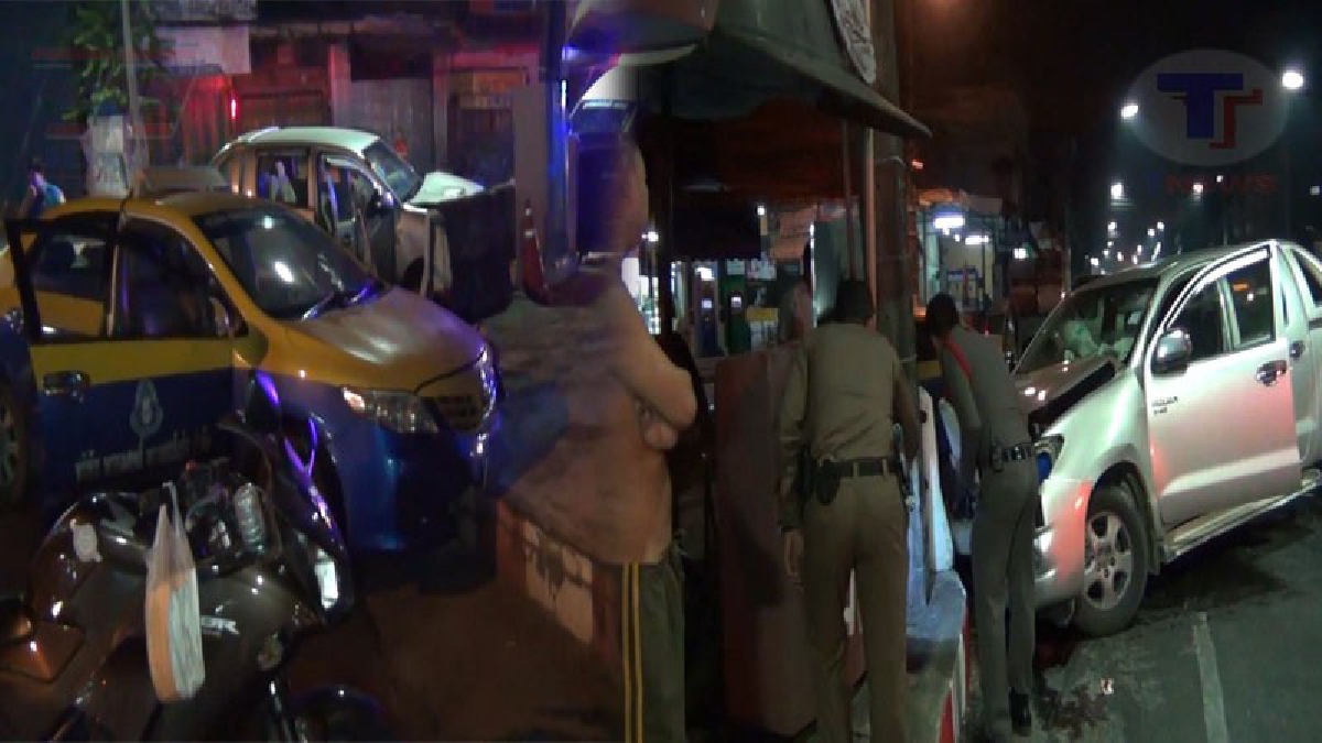 ชนสนั่นเมือง..!! แท็กซี่ประสานงากระบะ กลางสี่แยก อ.หาดใหญ่ รถเสียหายทั้งสองคัน บาดเจ็บ 1 ราย!? (ชมคลิป)