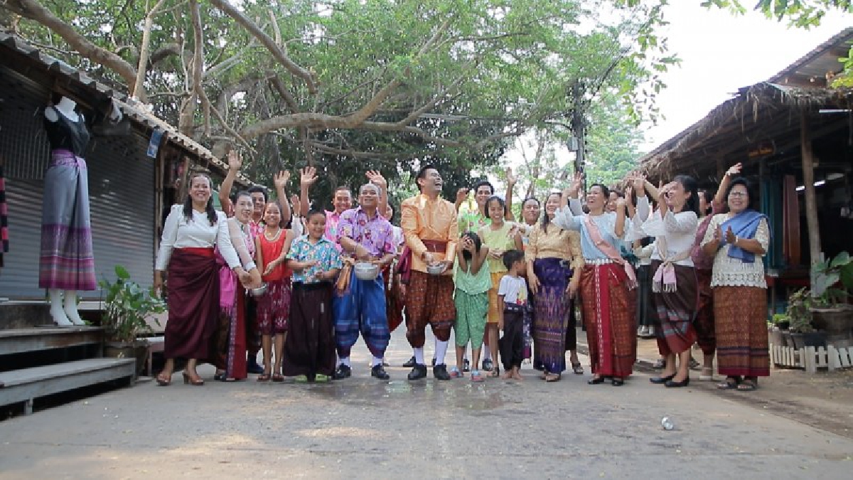 กระแสออเจ้ามาแรง !! นายก อบต.ท่าสว่าง ผุด..สงกรานต์ย้อนยุค ทะลุมิติ “ 12 เมษา ชื่นฉ่ำอุรา ณ ท่าสว่าง” โดยแต่งชุดไทยตามรอยละครบุพเพสันนิวาส