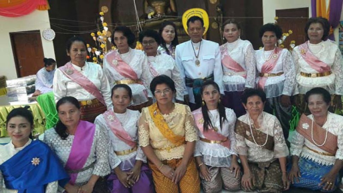 แห่แต่งกาย“ออเจ้า”เข้าวัดแน่น!!คณะพุทธบริษัทตามกระแสละครดัง“บุพเพสันนิวาส”- แห่แต่งกาย“ออเจ้า” ร่วมทำบุญไหว้พระแน่นวัดเขาพระทอง!?(ชมคลิป)