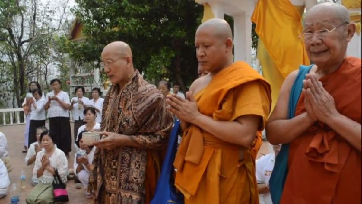 ต้องไปเยี่ยมชมซะแล้ว!!! ชาวบ้านตำบลวังหงส์ ใช้วัฒนธรรมและพุทธศาสนาทำพิธีบวชป่าฯ นำแก้ปัญหาหมอกควัน (ชมคลิป)