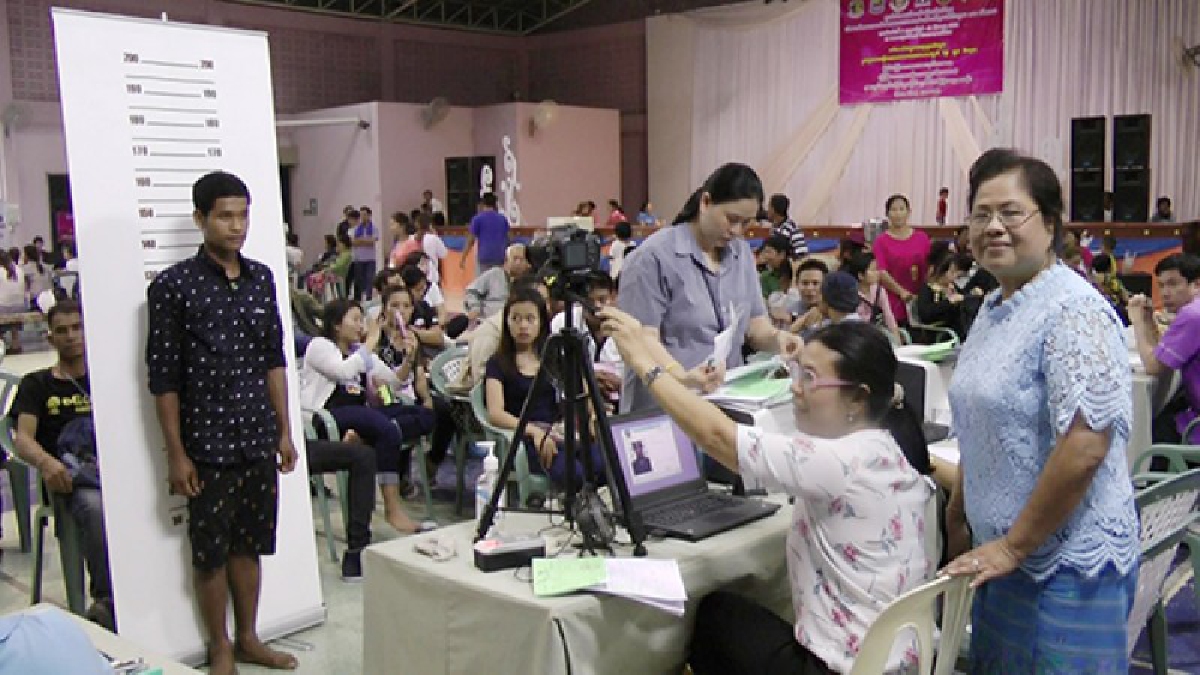 วันสุดท้าย !! นายจ้างแห่ขนแรงงานต่างด้าวต่อใบอนุญาตทำงานในวันสุดท้ายที่พิจิตร เนืองแน่น