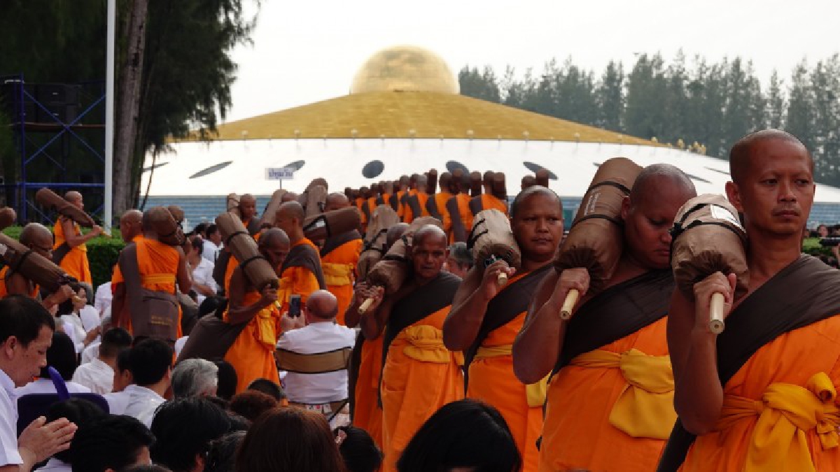 ปทุมธานี ศิษย์วัดพระธรรมกาย 5,000 คนส่งท้ายโครงการธรรมยาตราปีที่6 ต้อนรับพระสงฆ์ 1,134 รูป