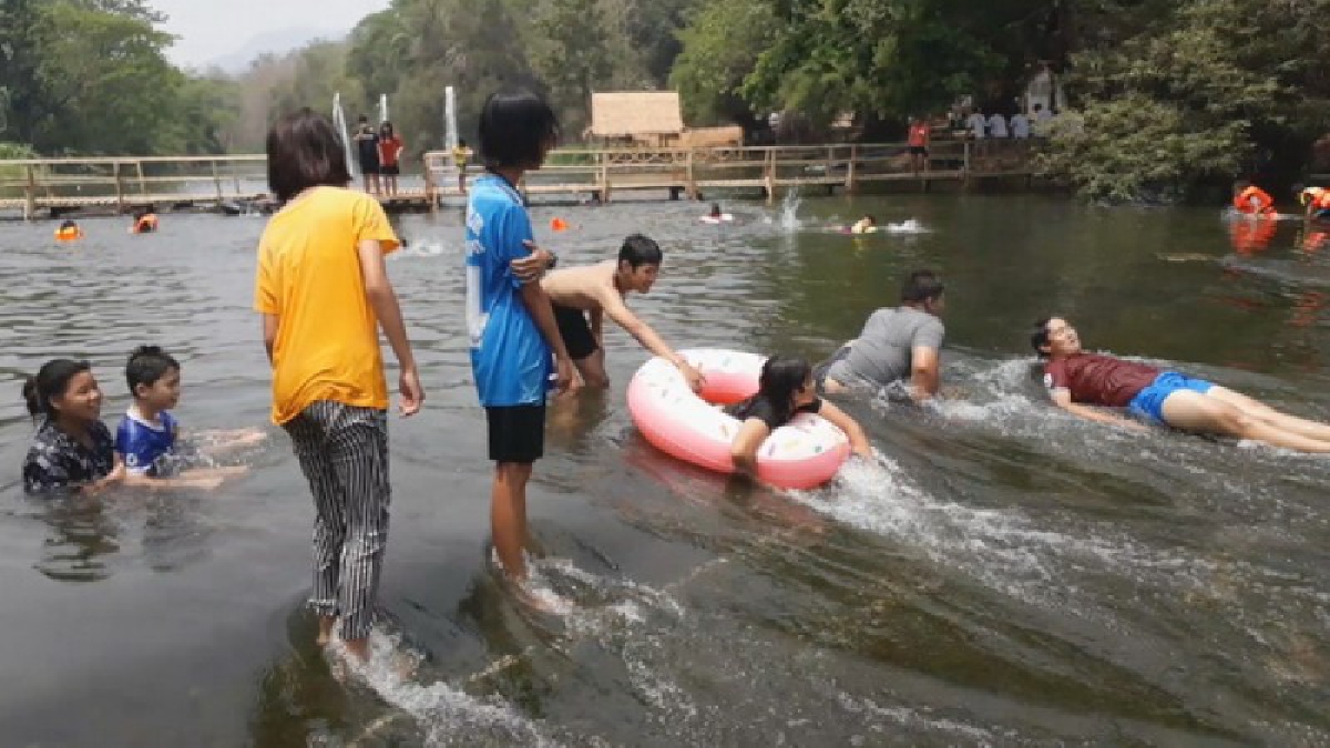 คนแห่เที่ยวคึกคัก &ldquo;ฝายน้ำล้นแม่บ่อทอง&rdquo; แลนด์มาร์คใหม่สุโขทัย &ldquo;โดดน้ำหอสูง-ล่องแพ-นั่งแคร่บนโขดหิน&rdquo; สุดฟินเสียงธรรมชาติ (คลิป)
