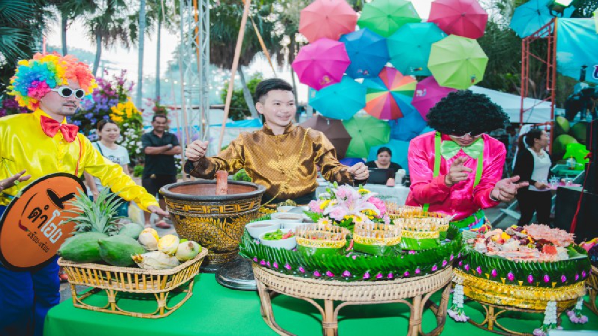 สุดแซ่บ !! ราชบุรีจัดประชันส้มตำผลไม้ลีลา ควงซากลอยฟ้า เรียกเสียงหัวเราะและความสนุกสนาน (ชมคลิป )
