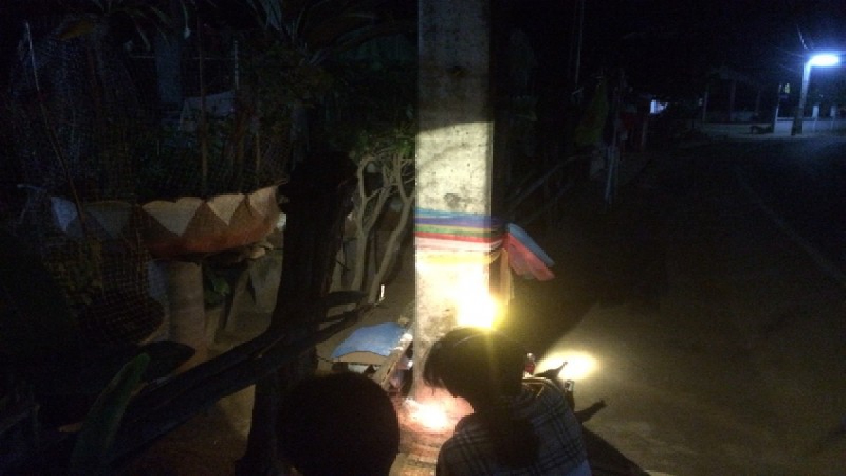 ให้โชค 4 งวดติด !! แห่ขอเลขเด็ด “เสาไฟฟ้าศักดิ์สิทธิ์” เชื่อมีวิญญาณสิงสถิตมาปรากฏกาย นาทีสุดท้าย คืนวันพระ ก่อนหวยออก