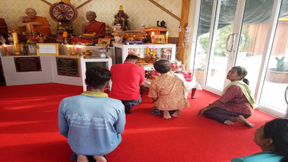 โค้งสุดท้าย !! ชาวบ้านมาตามเสียงล่ำลือ อ.พิมาย โคราช หลวงพ่อกุมาร ลูกกรอกให้โชค 6 งวดติด  กราบไหว้เสร็จอมยิ้มไปตามๆกัน(ชมคลิป)