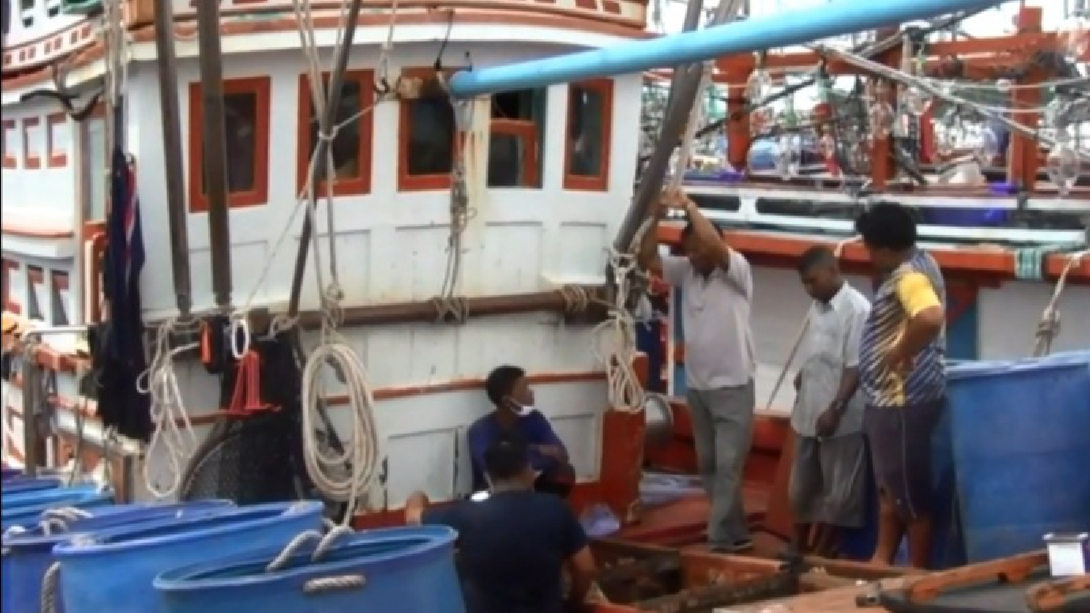 หยุดออกทำประมงวันแรก ! ลูกเรือประพาณิชย์กว่า 50 ลำจอดเทียบท่า หลังกรมประมงปิดอ่าวประกาศใช้มาตรการบริหารจัดการทรัพยากรสัตว์น้ำในฤดูปลามีไข่