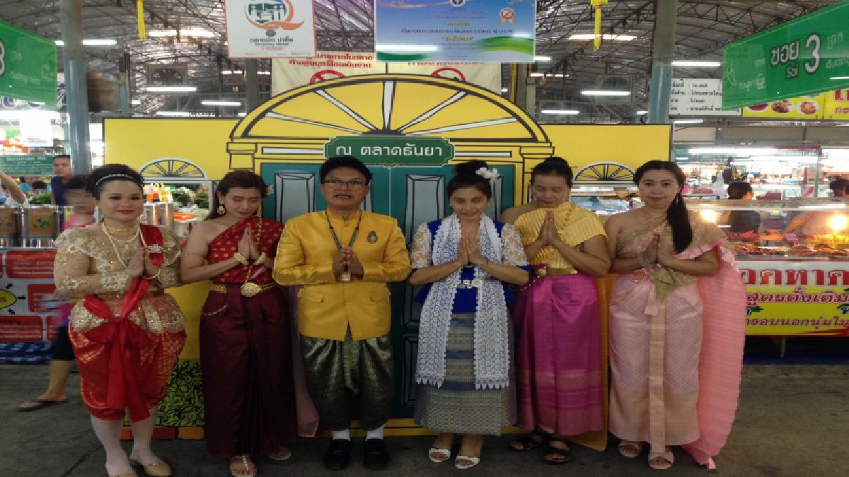 ฟินเวอร์สุดแม่ค้าทั้งตลาดแต่งชุดไทยย้อนยุคออเจ้าขายของ