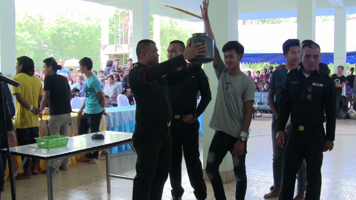ลุ้นระทึกจับใบดำใบแดงวันแรกของอ่างทองอัตรา 2 เอา 1 ท่ามกลางกองเชียร์ต่างลุ้นสุดตัว
