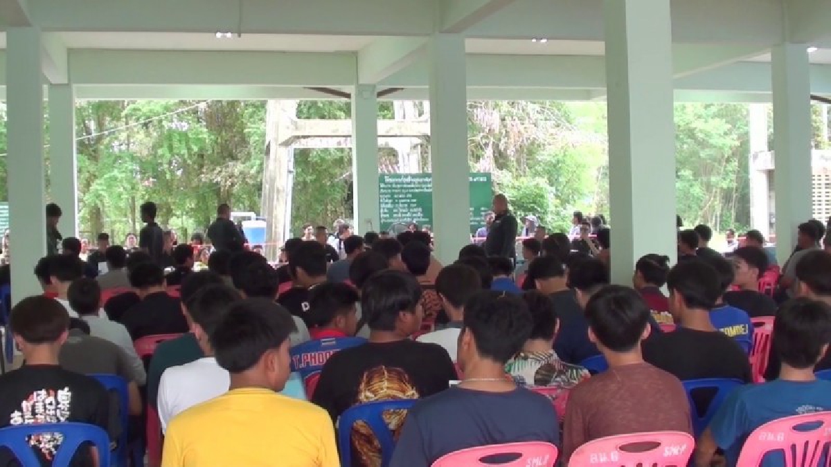 อ่างทอง บรรยากาศการตรวจเลือกทหารกองเกินวันแรกคึกคักญาติเตรียมเสื่อมานั่งรอให้กำลังใจอย่างล้นหลาม พ่อค้าแม่ค้าก็ขายดีเป็นเทน้ำเทท่า