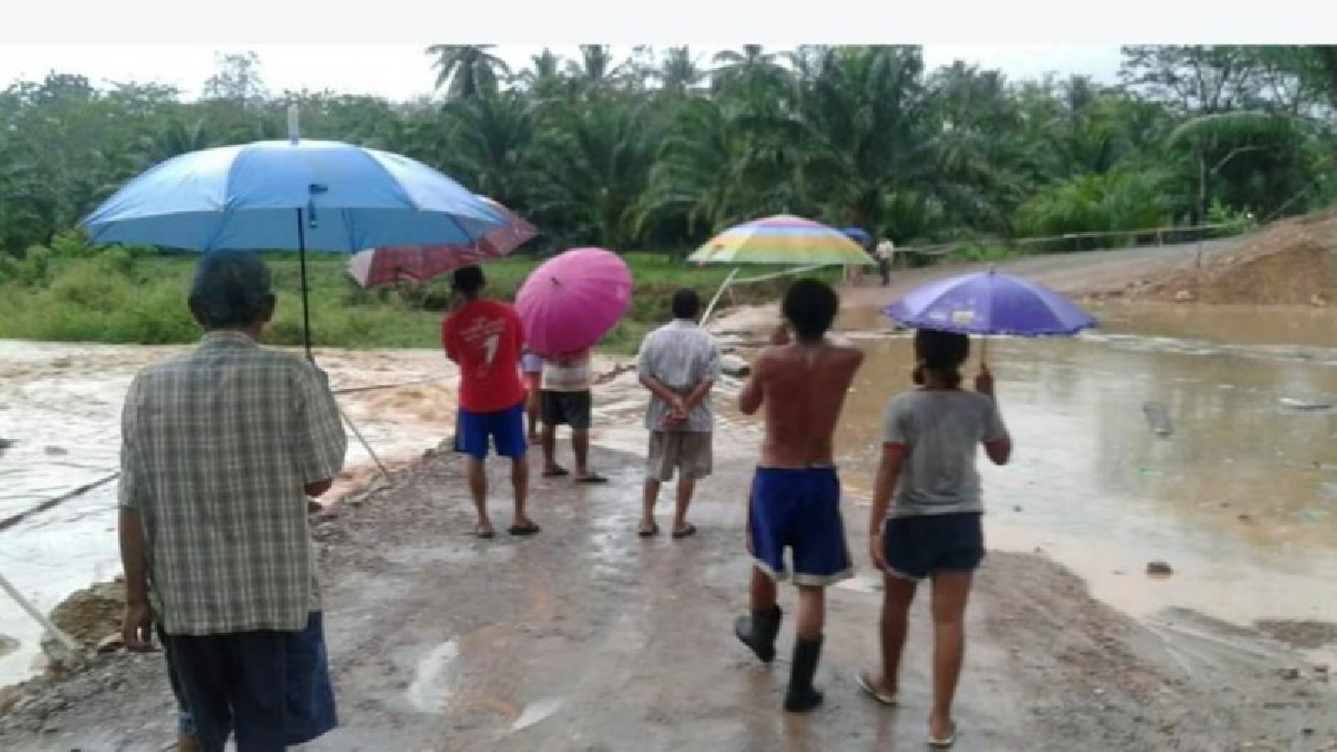 กระบี่ฝนตกหนัก บ้านห้วยโต้ น้ำหลากซัดสะพานเบี่ยงเข้าหมู่บ้านขาด (คลิป)