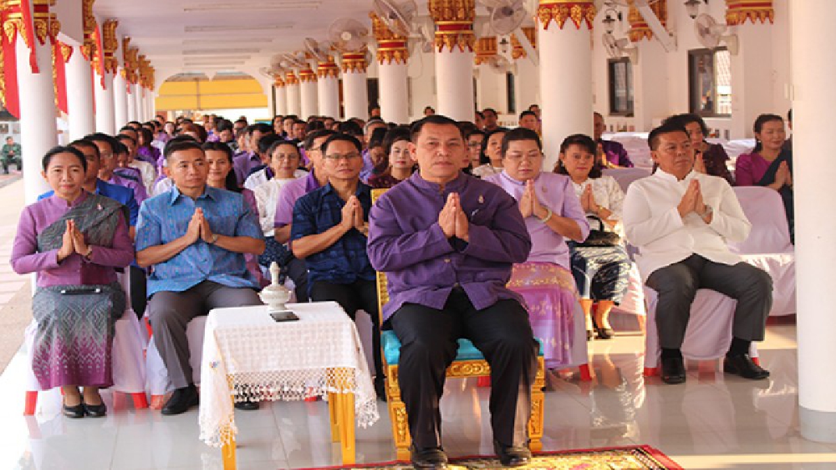 ชาวสกลนครร่วมพิธีทำบุญตักบาตรวันคล้ายวันพระราชสมภพ สมเด็จพระเทพรัตนราชสุดาฯ
