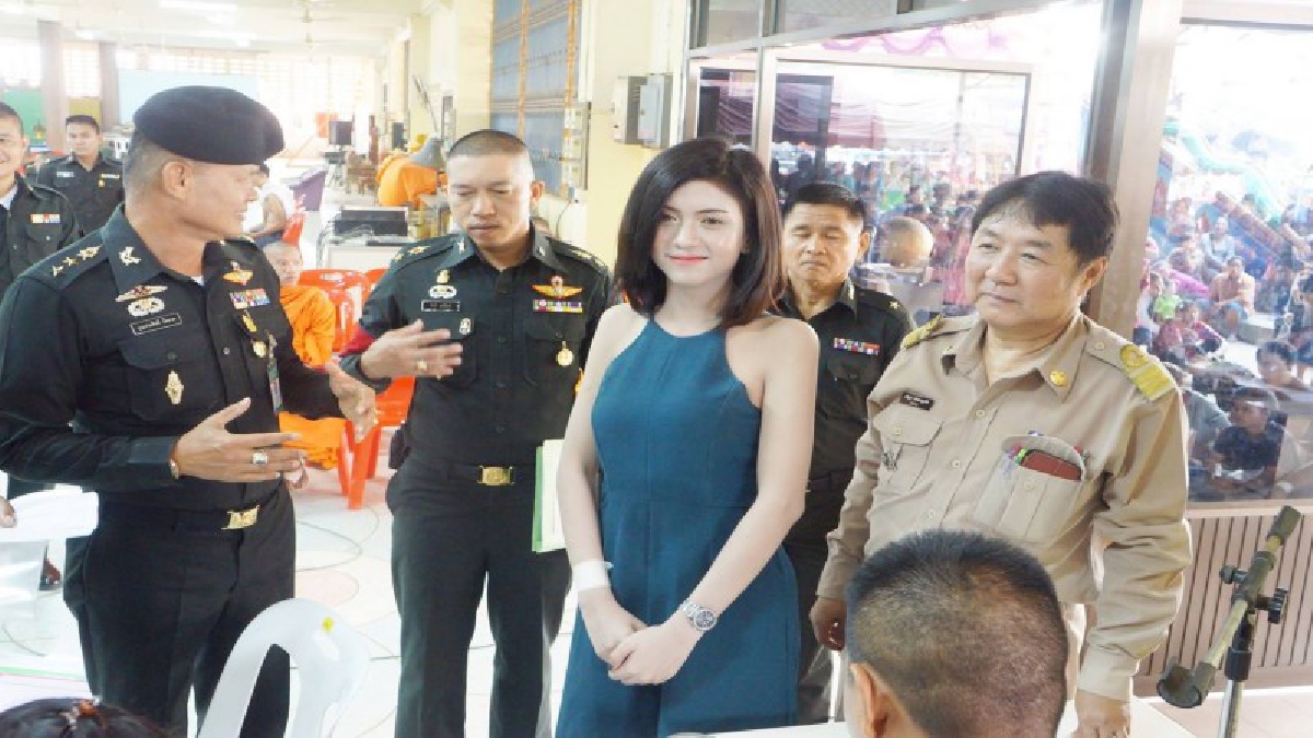 เหลียวมองทั้งศาลา ! สาวประเภท 2 มาคัดเลือกทหารจำนวนมาก หนุ่มๆอดใจไม่ไหว วิ่งออกจากแถวไปขอถ่ายรูปคู่ (คลิป)