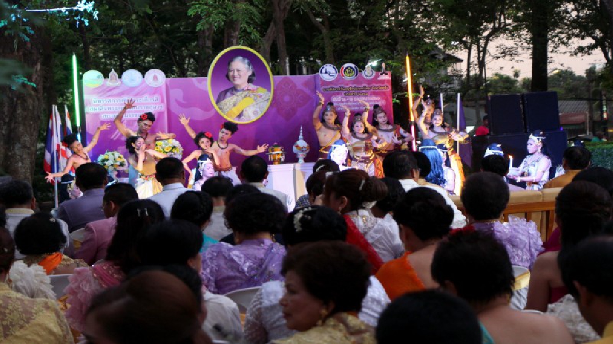 กระแสออเจ้ามาแรง จัดงานสัปดาห์วันอนุรักษ์มรดกไทย ประจำปี 2561 เฉลิมพระเกียรติสมเด็จพระเทพรัตนราชสุดาฯ สยามบรมราชกุมารีผู้ร่วมงานแห่สวมชุดไทย
