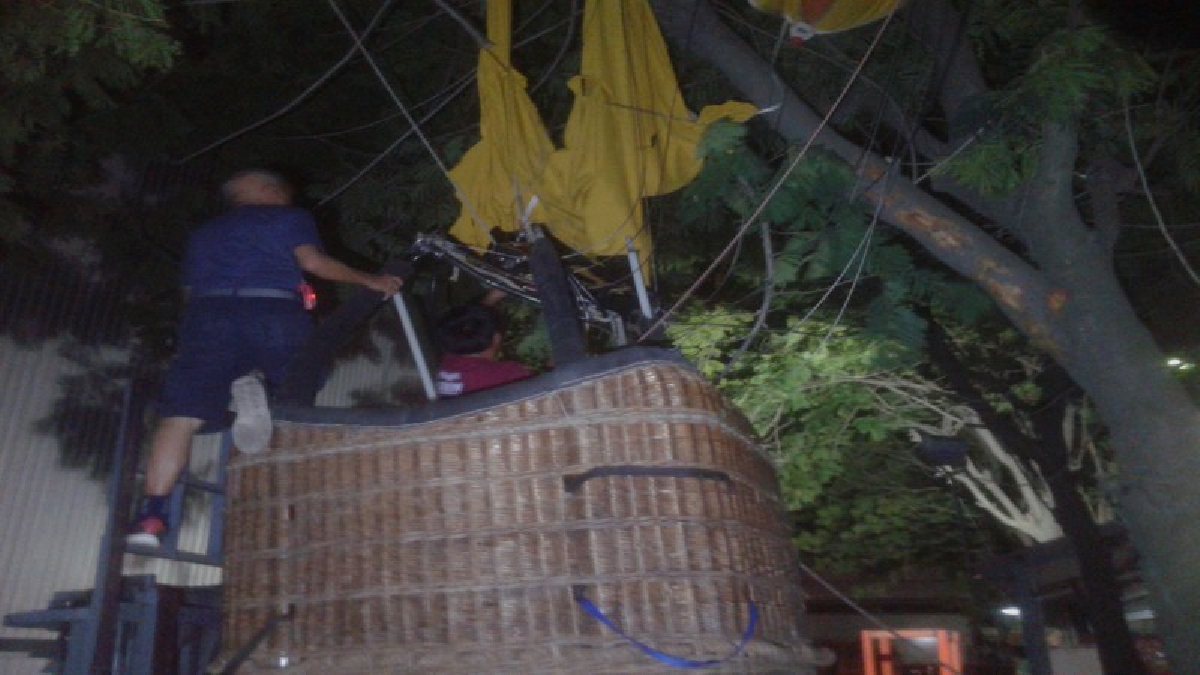 โกลาหล !! บอลลูนถูกลมพายุหอบ ซัดกระแทกต้นไม้ ตกกระเช้าลงหลังคาโกดัง เจ็บ 3 จนท.หลายหน่วยเร่งช่วยชีวิตท่ามกลางฝนตกหนัก  (คลิป)