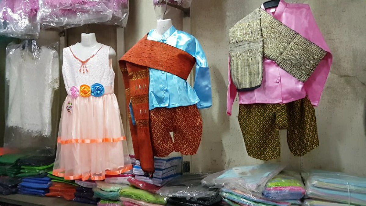 สงกรานต์นี้เสื้อลายดอกถอยไป..เทรนใหม่ชุดออเจ้ามาแรง วัยรุ่นแห่ซื้อเตรียมเล่นน้ำสงกรานต์กันคึกคัก  (ชมคลิป)